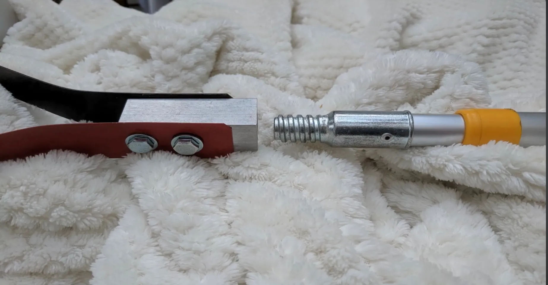 Close-up of the aluminum adapter on the LOOPER next to the threaded tip of an extension pole